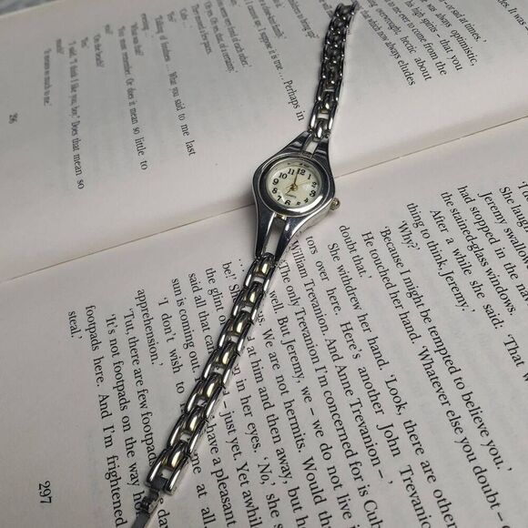 Vintage Japan Silver Mother of Pearl Woman's Watch - Picture 6 of 9